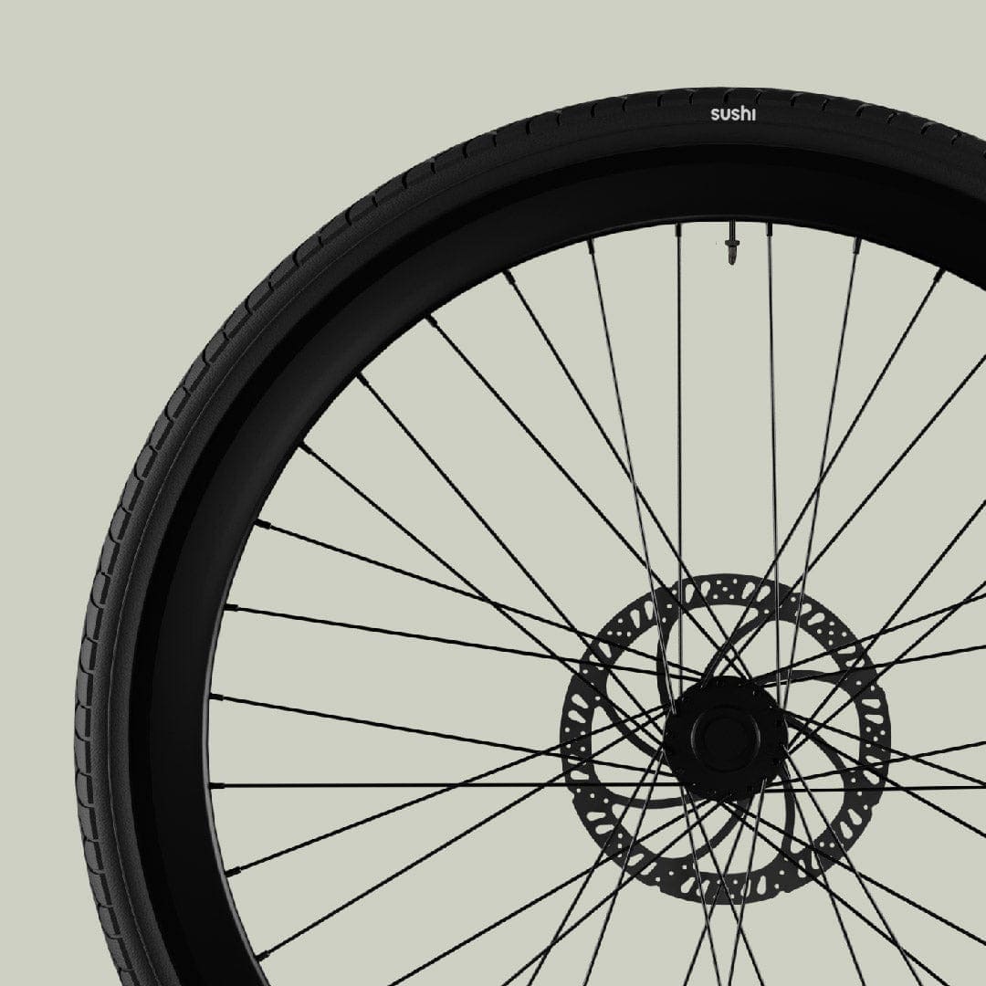 Seitenansicht des Vorderreifens vom grauen SUSHI BIKES E-Bike