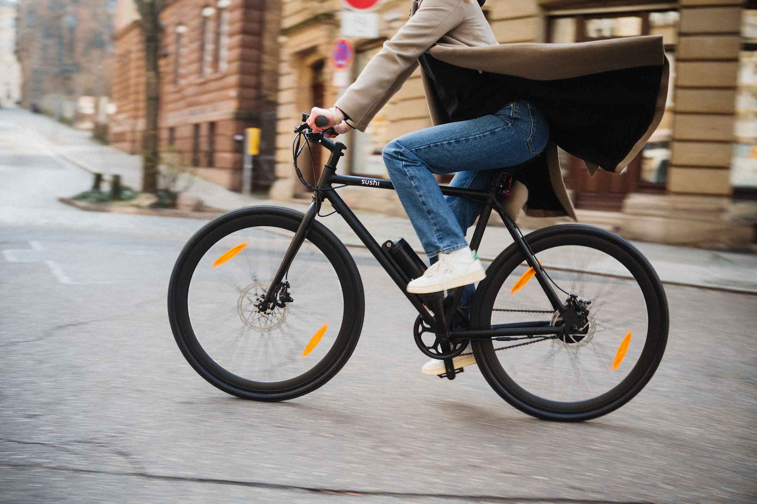 Maki 3.0 während der Fahrt mit Mantel 