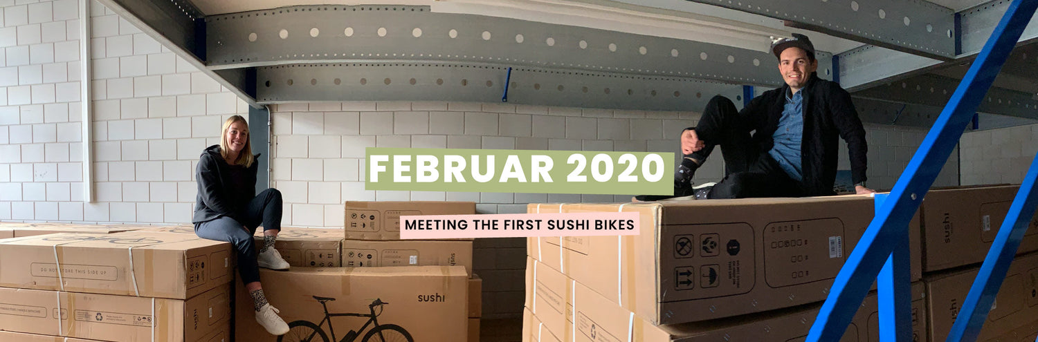 Zwei Personen sitzen auf Kartons mit den ersten SUSHI BIKES E-Bikes – ein Blick zurück auf den Start im Februar 2020
