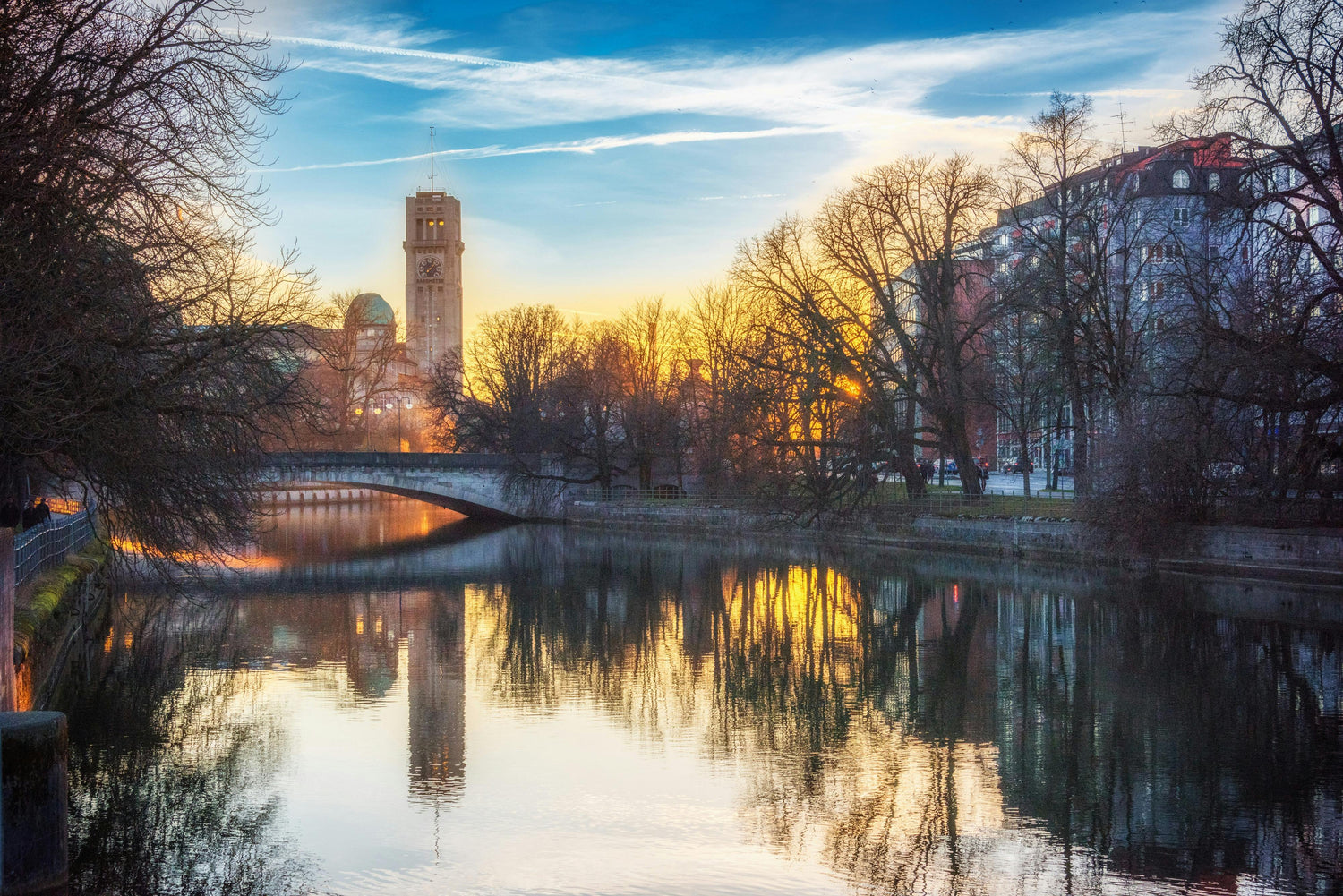 Sonnenaufgang in München mit Blick auf das Deutsche Museum und die Isar