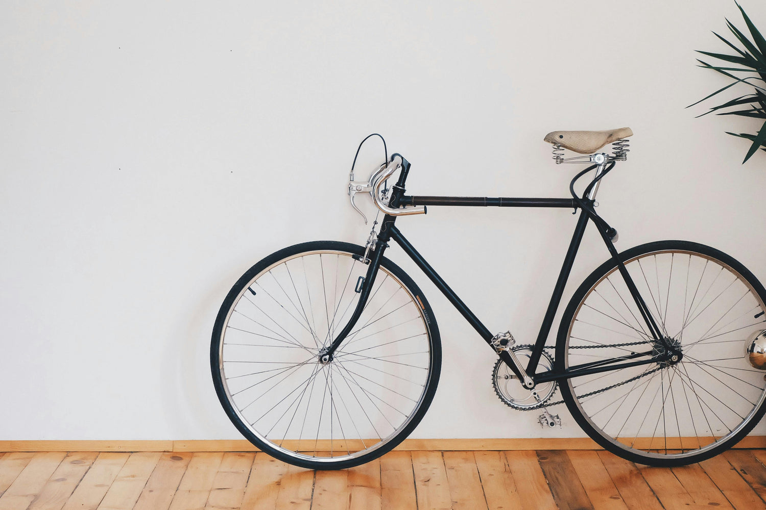 Rennfahrrad steht an der weißen Wand in der Altbau-Wohnung