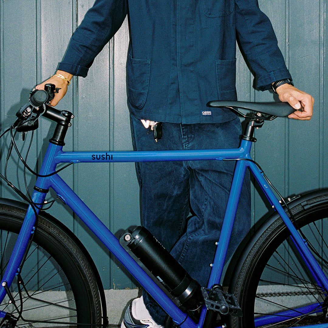 Maki 3.0+ Ocean Drive wird von Mann vor einer Garage vor sich gehalten