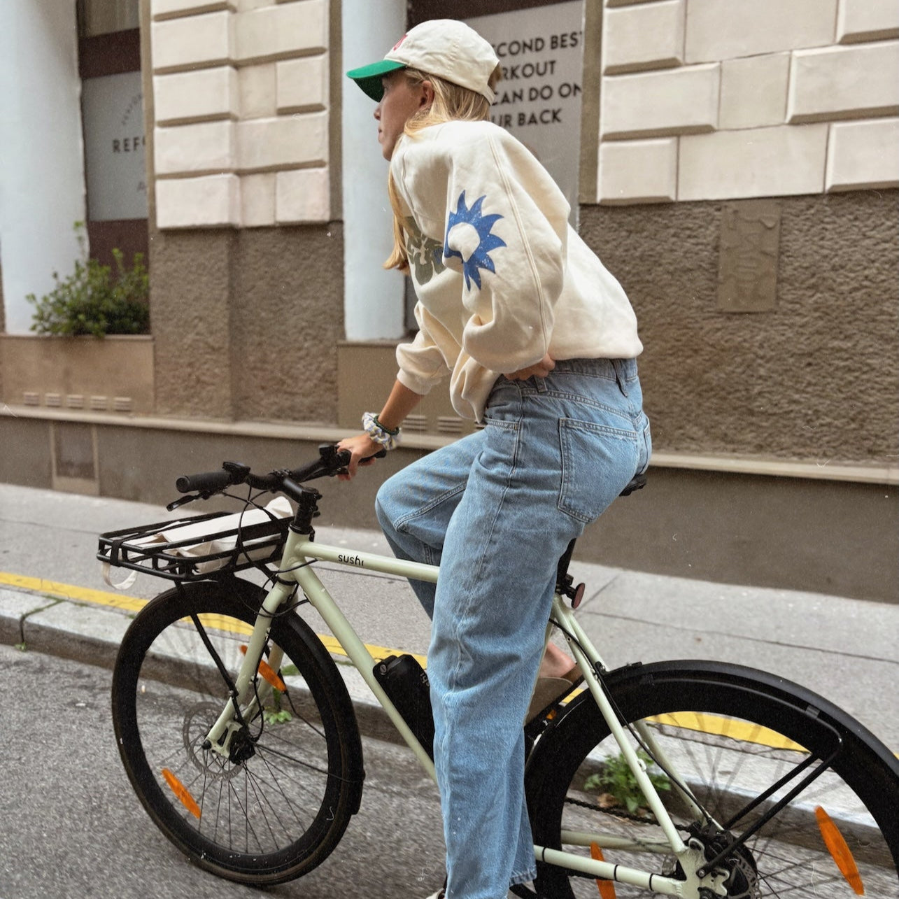 Pia fährt mit ihrem California Roll 3.0+ in der Farbe Matcha durch die Stadt