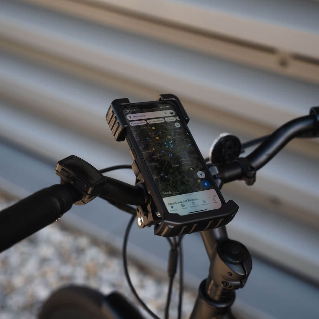 Fahrradlenker eines SUSHI E-Bikes mit montierter Valkental Handyhalterung inklusive eingespanntem Smartphone mit Navigations-App
