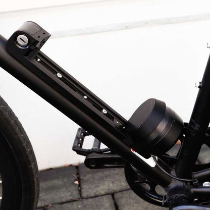 Montierte Controller-Abdeckung am Unterrohr eines schwarzen SUSHI BIKE, schützt Akkukontakte zuverlässig vor Schmutz und Nässe