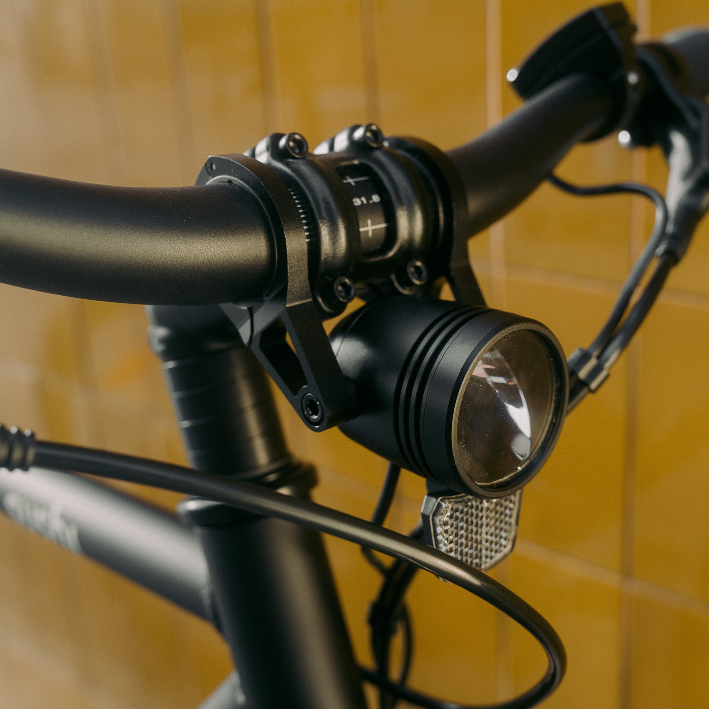 Detailaufnahme vom integrierten Frontlicht des schwarzen E-Bike Maki 3.0