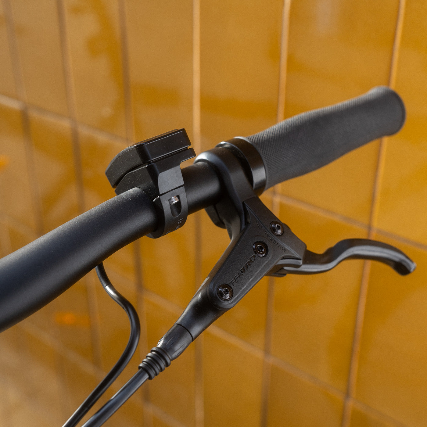 Detailaufnahme des rechten Bremsgriffs am Lenker