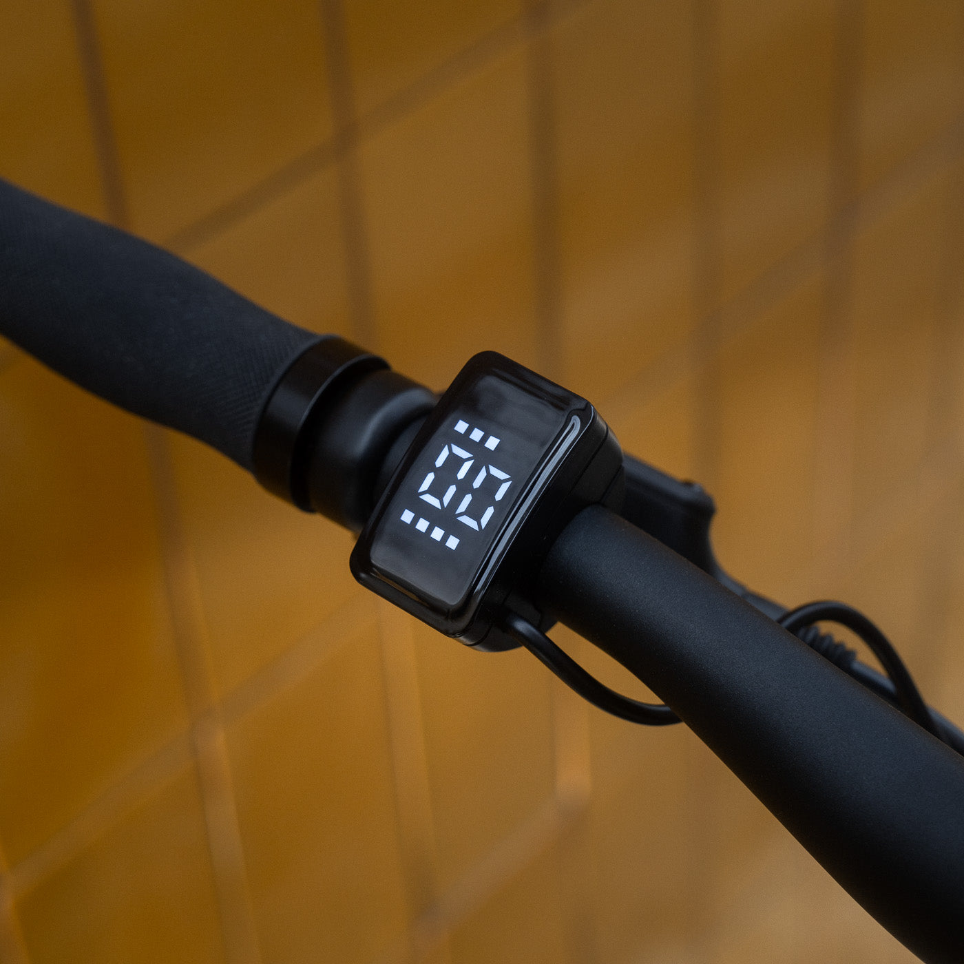 Detailaufnahme des eingeschalteten Displays eines E-Bike Maki 3.0 mit Anzeige vom Akkustand, KM/H und Unterstützungsstufe
