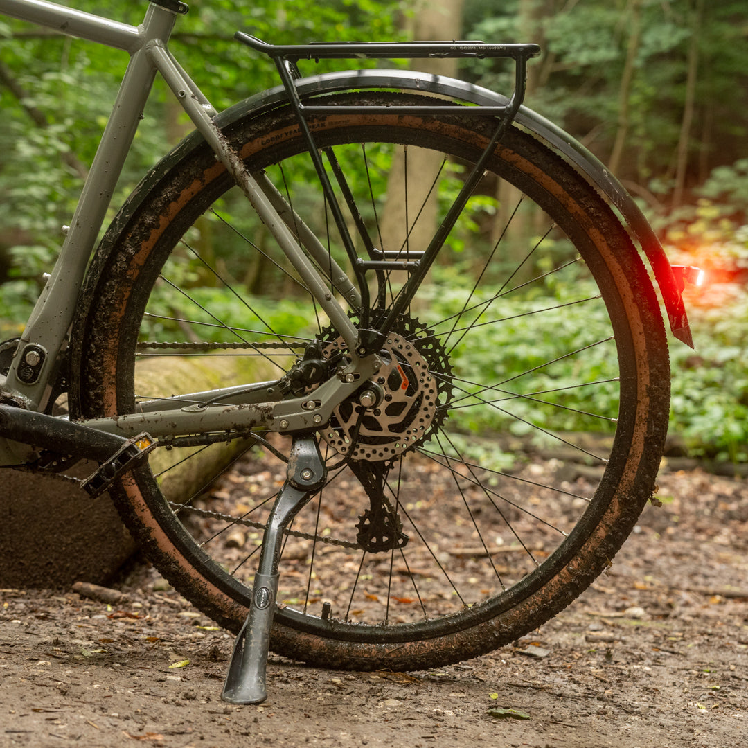 TABI Diamantrahmen im Wald auf einem Wege mit Fokus auf die Schaltung am Hinterrad