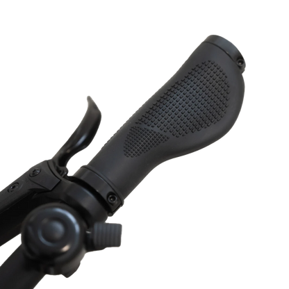 Ergonomischer M-WAVE Fahrradgriff mit rutschfester Oberfläche und Schraubklemmung am Lenker montiert
