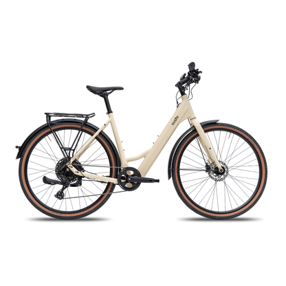 TABI Tiefeinsteiger steht auf einem Schotterweg vor einem Feld