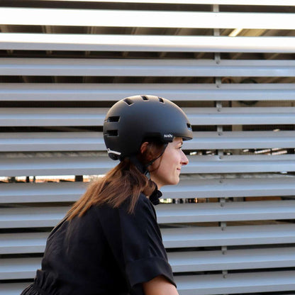 Frau mit ABUS Helm fährt Rad, Seitenprofil vom Helm mit SUSHI BIKES Logo 