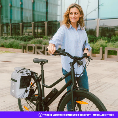 Lächelnde Frau schiebt schwarzes California Roll 3.0+ mit montierter Valkental 3in1 Fahrradtasche