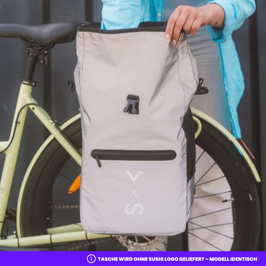 Frau greift in graue Valkental 3in1 Fahrradtasche, die an Halterung der Schutzbleche des matchafarbenen E-Bikes California Roll 3.0+ montiert ist