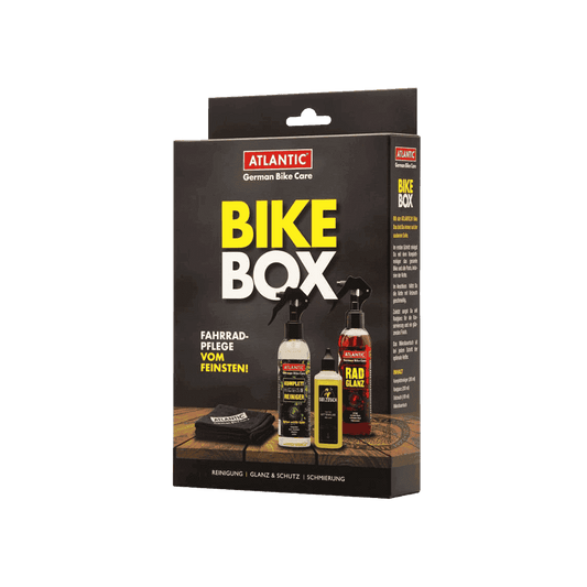 Verpackung des Bike Pflegesets von ATLANTIC bestehend aus einem Reiniger, Poliermittel, Kettenöl und Mikrofasertuch