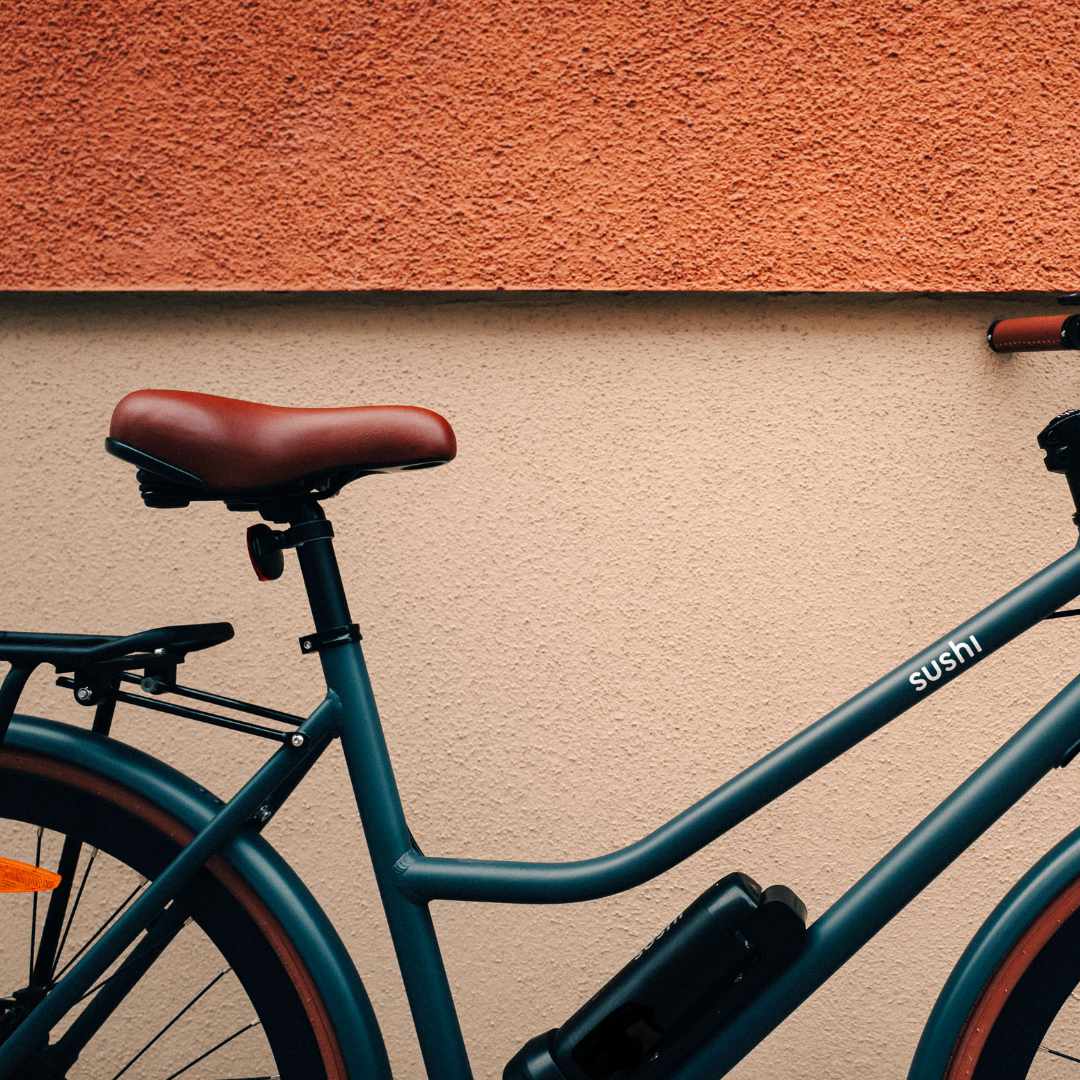 Brauner Komfortsattel montiert auf einem SUSHI BIKE seitlich fotografiert