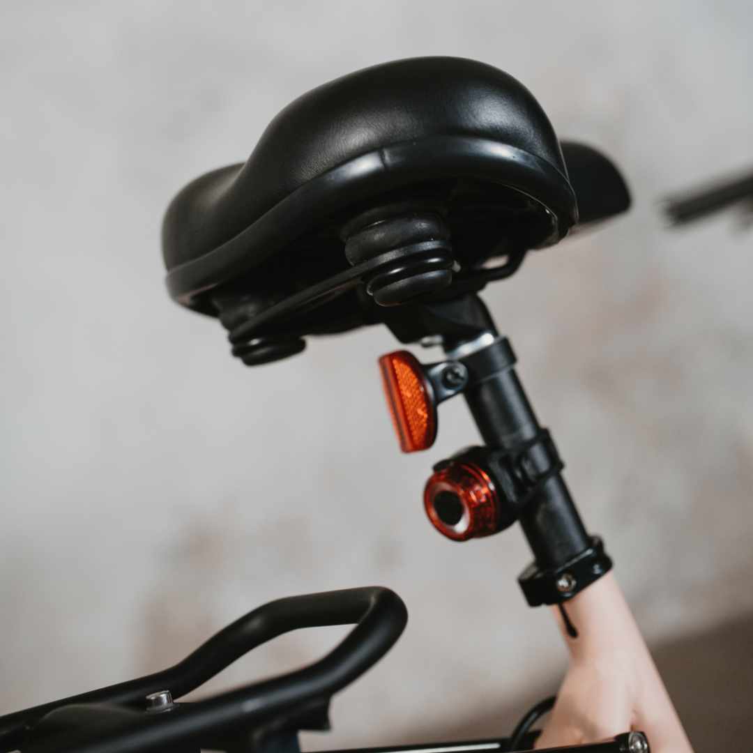 Nahaufnahme des montierten schwarzen Fahrradsattels am SUSHI BIKE