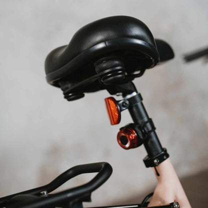 Nahaufnahme des montierten schwarzen Fahrradsattels am SUSHI BIKE