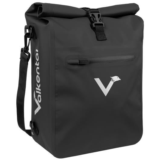 Schwarze ValkOne Tasche von vorne mit reflektierendem Logo, Rolltop-Verschluss und Frontreißverschluss