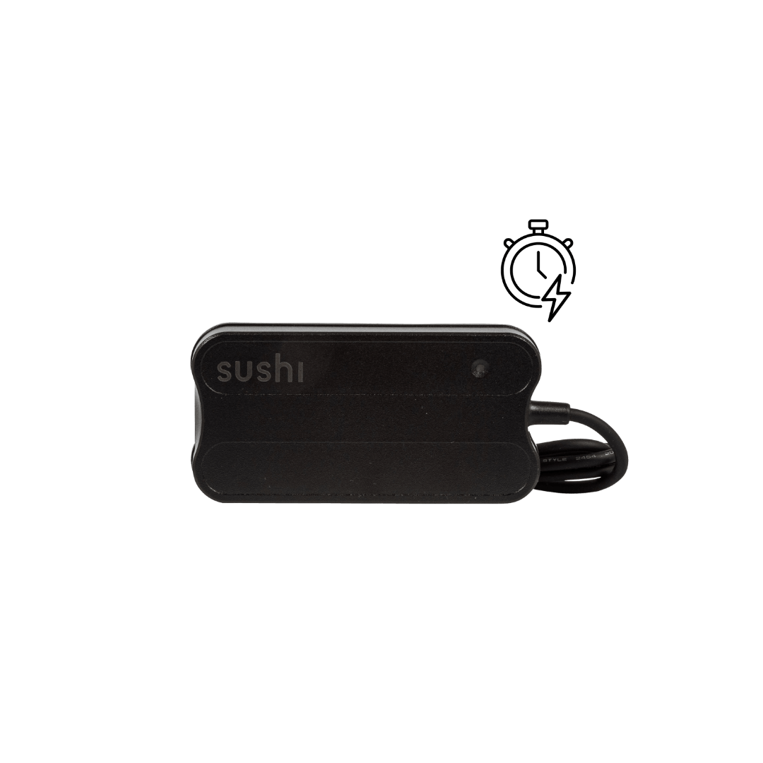 Schwarzes 3A-Ladegerät von SUSHI BIKES mit dezentem Logo, kompaktem Gehäuse und Anschlusskabel, daneben Icon mit Blitz und Stoppuhr zur Darstellung schneller Ladezeit