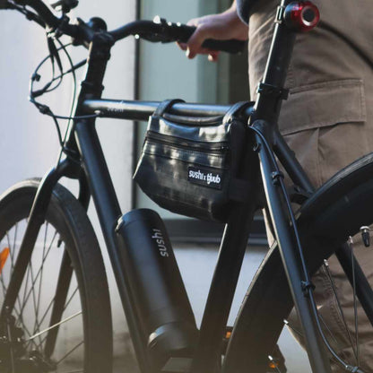 Schwarzes SUSHI BIKE mit befestigter tjuub Tasche unter dem Oberrohr