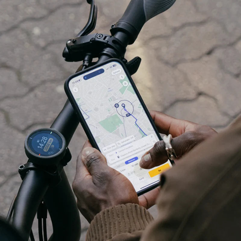 Mann plant eine Fahrradroute mit der Beeline App auf seinem Smartphone