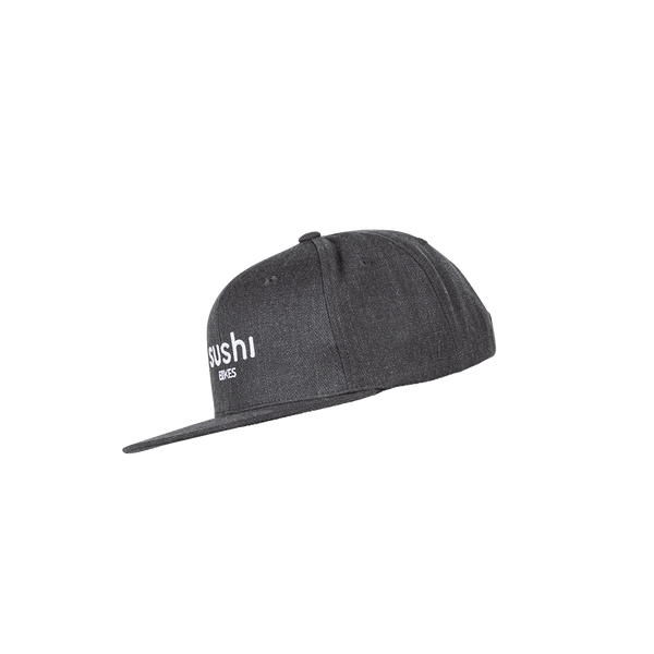 Cap aus grau meliertem Stoff mit gesticktem weißem SUSHI BIKES Logo auf der Vorderseite