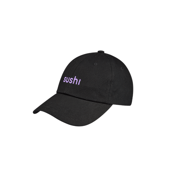 sportliche Low Profile Cap mit weicher Front und abgerundetem Schirm in der Farbe schwarz, mit gesticktem SUSHI Logo in hellem Lila