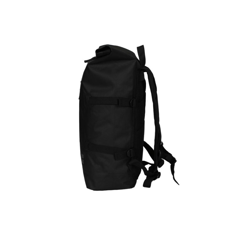 Seitenansicht eines schwarzen Roll-top Rucksacks der Marke GOT Bag in Kooperation mit SUSHI BIKES