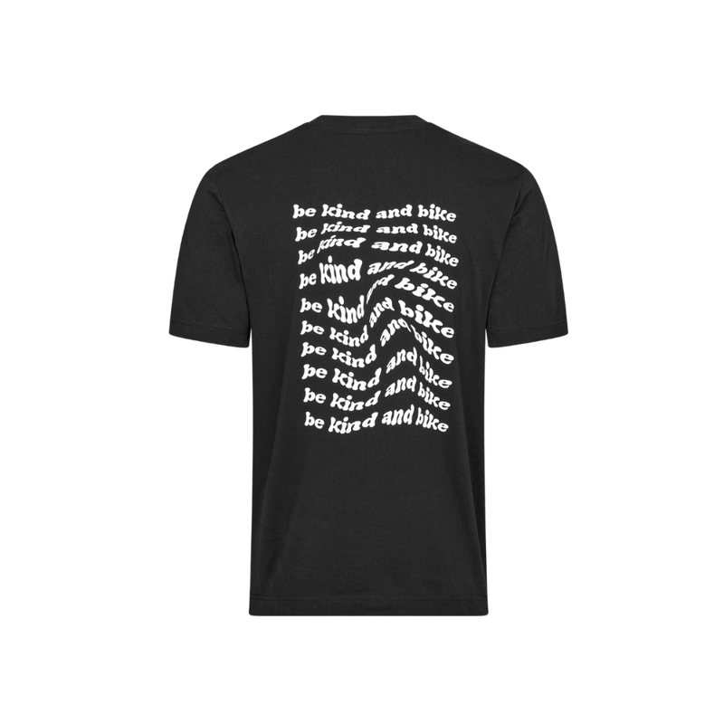 Rückseite des be kind - Oversize Shirt in der Farbe schwarz mit lässigem unisex Schnitt und großem, weißen "be kind and bike" Print
