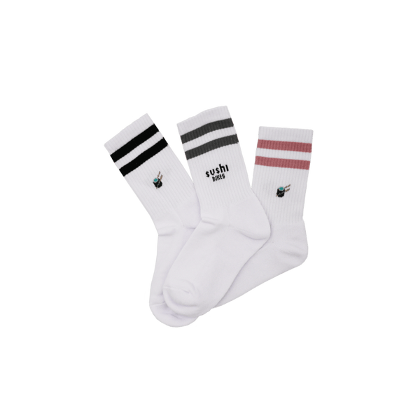 Set aus drei Paar weißen Tennissocken mit seitlich eingewebtem SUSHI BIKES Logo und Sushi Rolle 