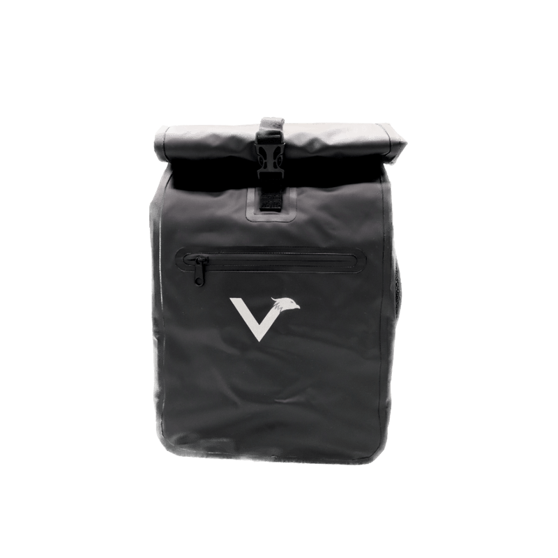 schwarze Rolltop Tasche aus wasserabweisendem, schwarzem Material mit weißem Logo der Firma ValkOne und kleinem Reißverschlussfach an der Vorderseite