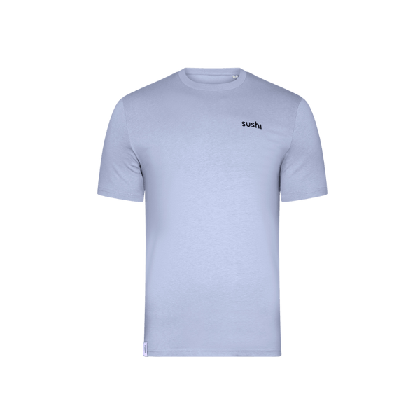 Vorderseite des be kind - Basic Shirt in hellem lila, mit geradem Schnitt, rundem Ausschnitt und dezentem, schwarzen SUSHI Logo auf der linken Brust